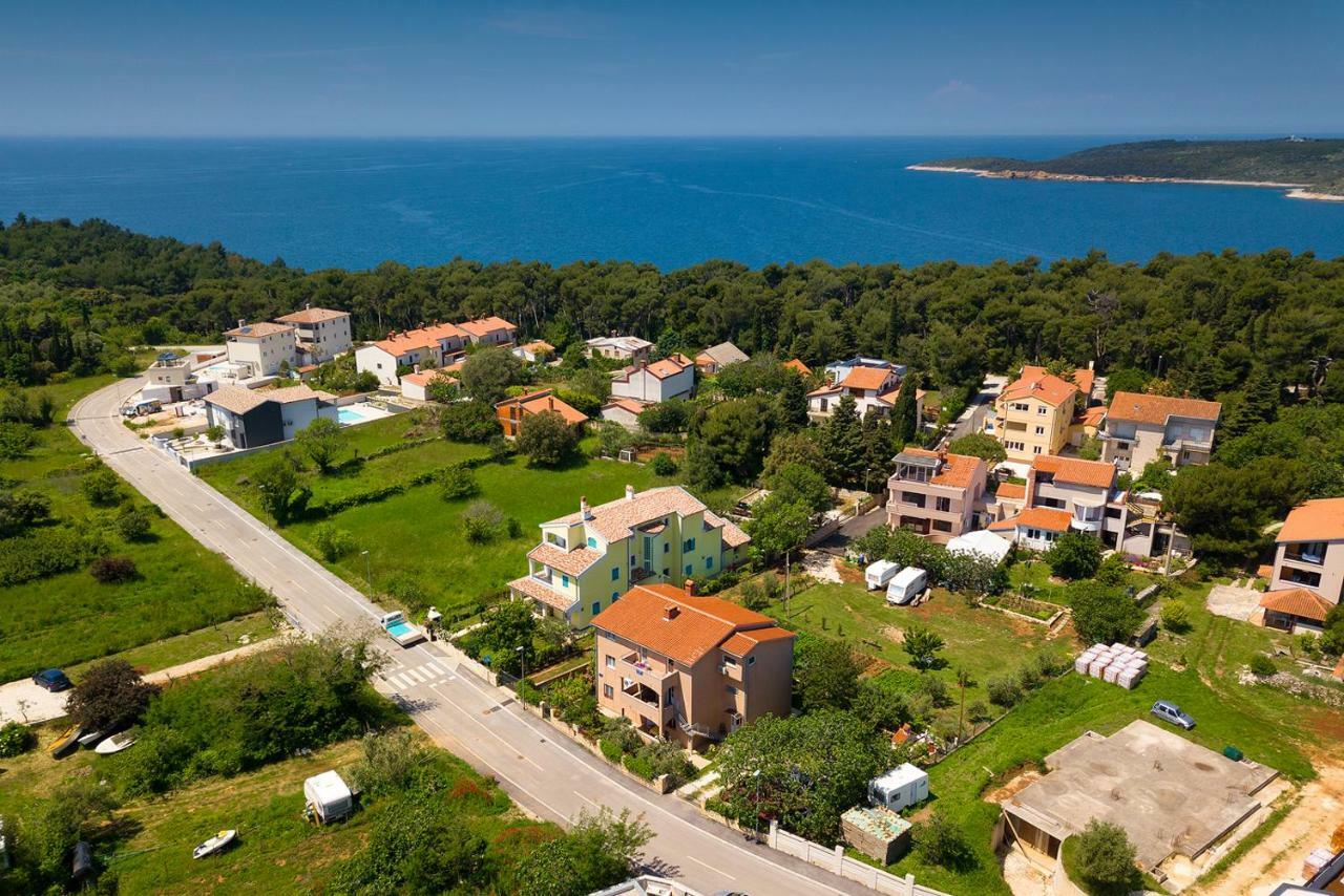 Vila Milla Premantura Buitenkant foto
