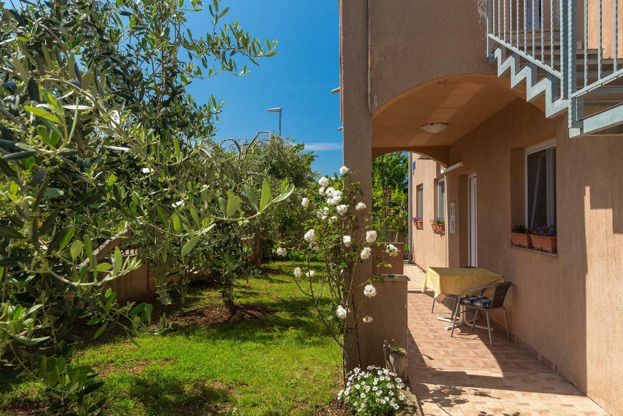 Vila Milla Premantura Buitenkant foto